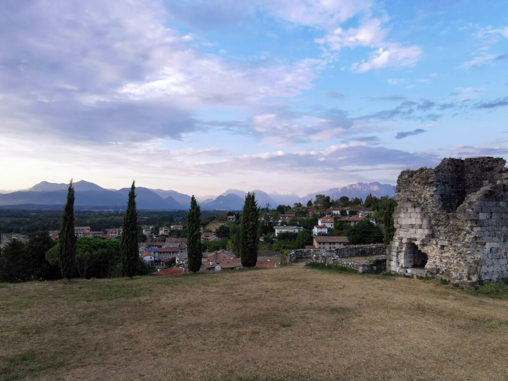 panorama dal colle di Fagagna e resti del castello