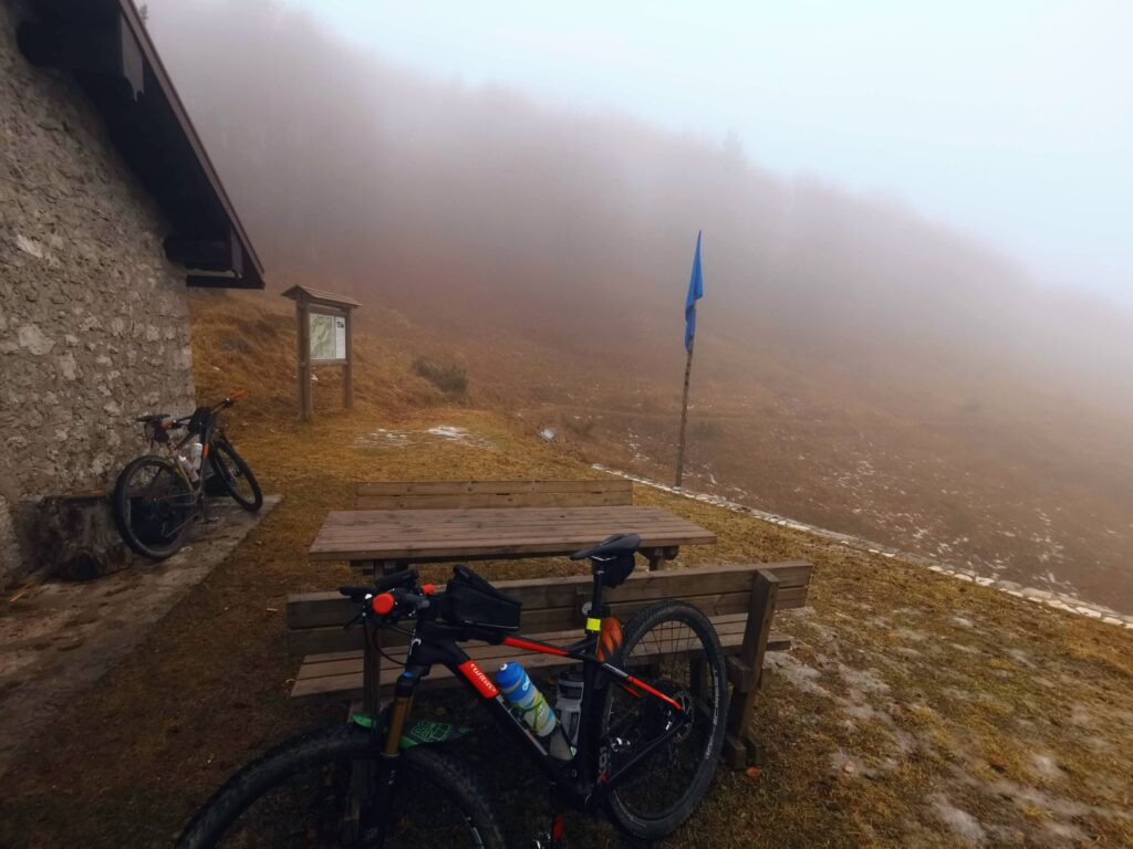 biciclette appoggiate e immerse nella nebbia a malga Jovet