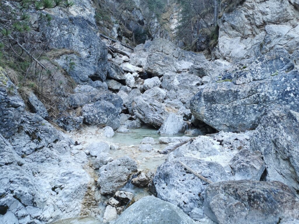 Piccole pozze e cascatine sulle rocce del Rio Moggessa