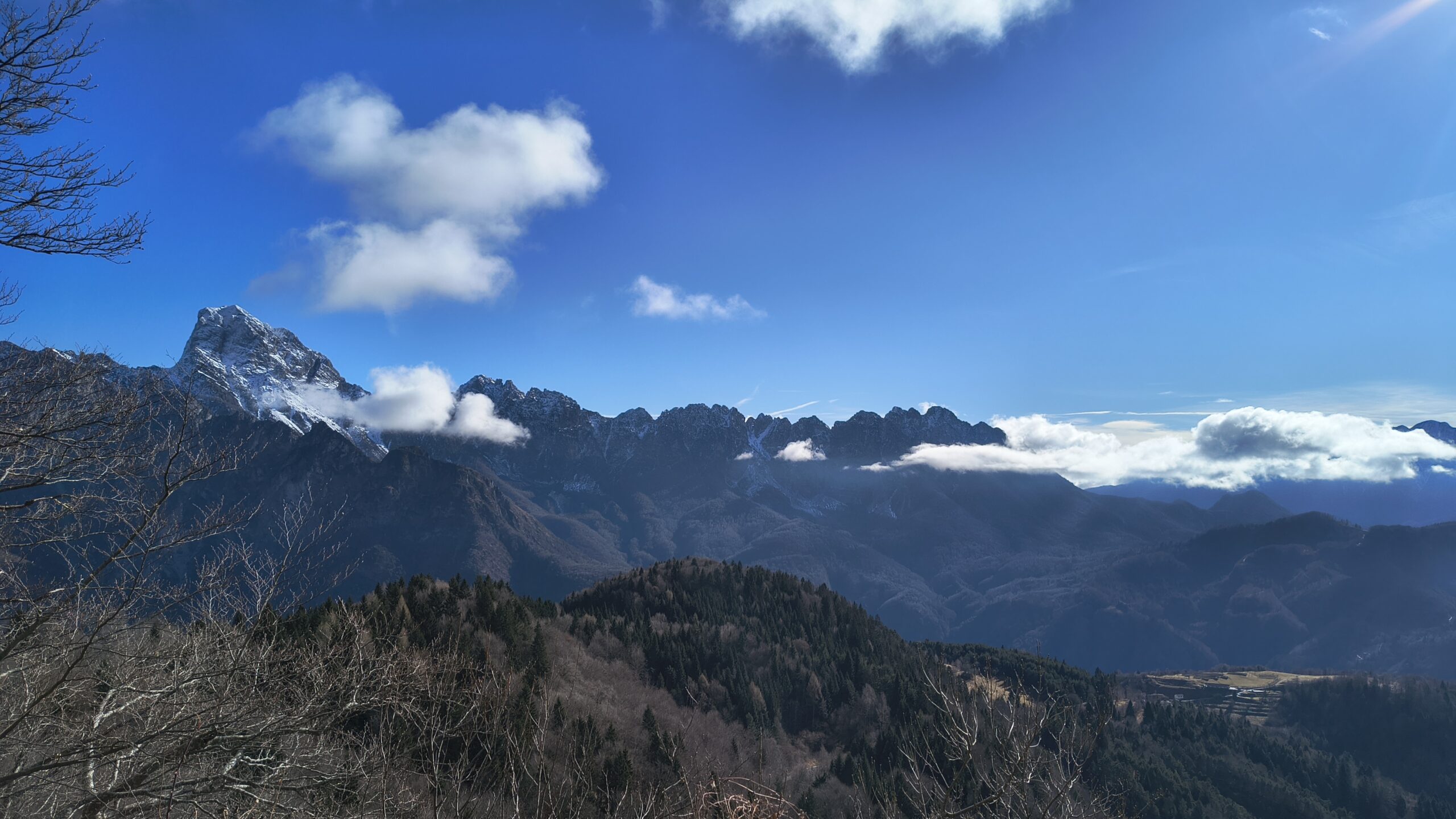 Il Monte Sernio spicca nel cielo