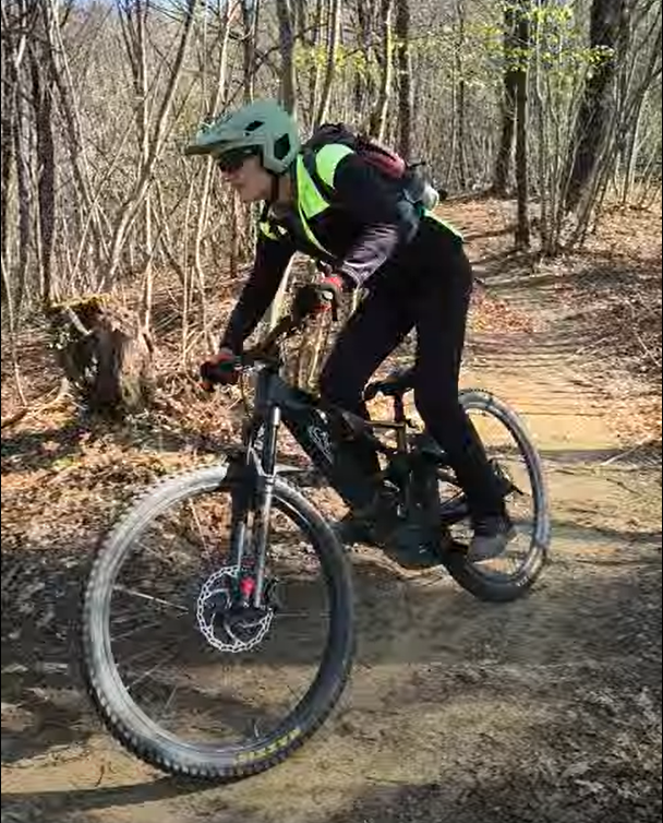 Biker durante un esercizio in curva in mountain bike